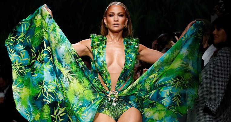 Η JLo περπάτησε στο σόου του Versace με το ίδιο πράσινο φόρεμα που είχε αφήσει εποχή το 2000