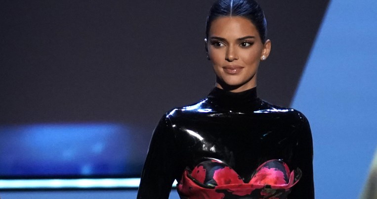 Ανατροπή στο κόκκινο χαλί: Ο τρόπος που φόρεσε το λάτεξ η Κένταλ Τζένερ στα βραβεία Emmy 