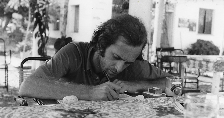 Ο λόγος που δεν πρέπει να χάσεις την έκθεση «τσίκι-τσίκι» του Αλέξη Ακριθάκη στο Μπενάκη