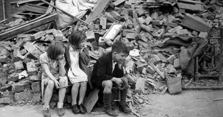 Η γυναίκα που τα έβαλε με τη φρίκη του Β' Παγκοσμίου Πολέμου με όπλο την αφήγηση