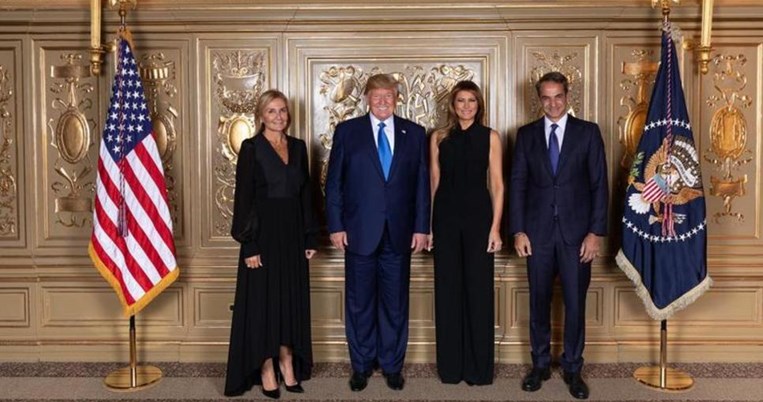 Στιλιστική σύμπνοια: Μητσοτάκης-Τραμπ σε κοινή φωτογραφία με τις συζύγους τους στη σύνοδο του ΟΗΕ