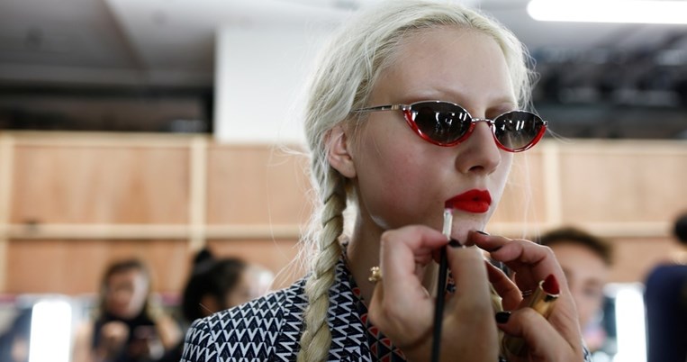 Το λάθος με το ρουζ που προσθέτει χρόνια στο πρόσωπό μας, σύμφωνα με δύο makeup artists