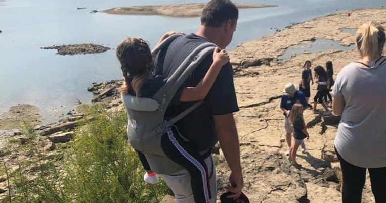 Ανάπηρη μαθήτρια δεν χάνει τις εκδρομές χάρη στον δάσκαλό της που τη μεταφέρει στην πλάτη του