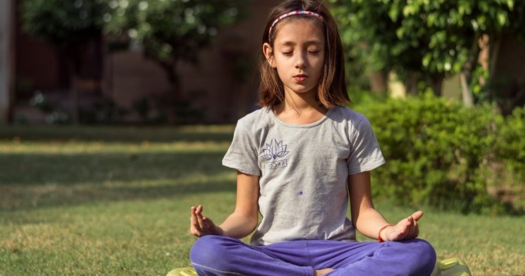Ασκήσεις χαλάρωσης σε θρανία: Εκατοντάδες σχολεία στη Βρετανία υποδέχονται το μάθημα του mindfulness