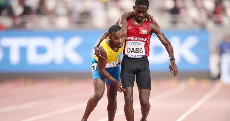 Παγκόσμιος πρωταθλητής ανθρωπιάς: Κουβάλησε τον εξαντλημένο αντίπαλό του μέχρι το τέρμα