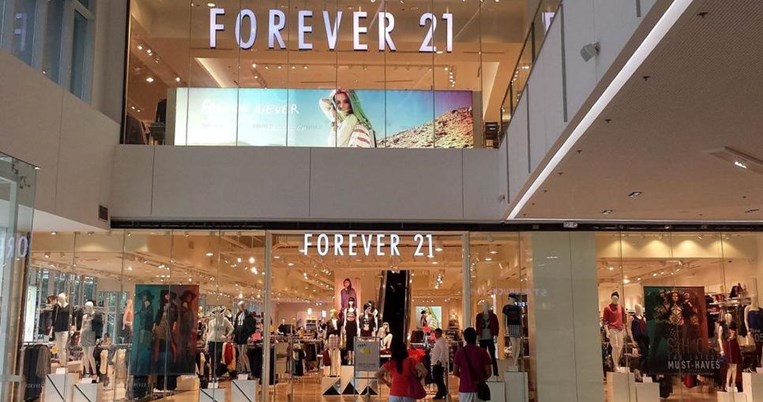 Tέλος εποχής για τη Forever 21. H εταιρία κατέθεσε αίτηση για χρεοκοπία και κλείνει 350 καταστήματα
