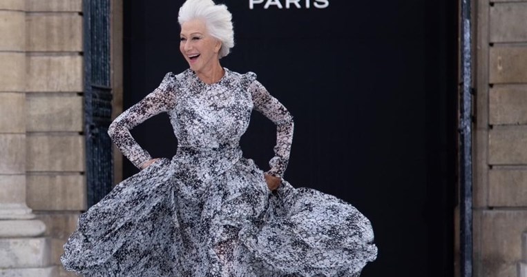 Η χαρά της ζωής: Η 74χρονη Έλεν Μίρεν χόρεψε ξυπόλυτη στο catwalk της L' Oreal Paris