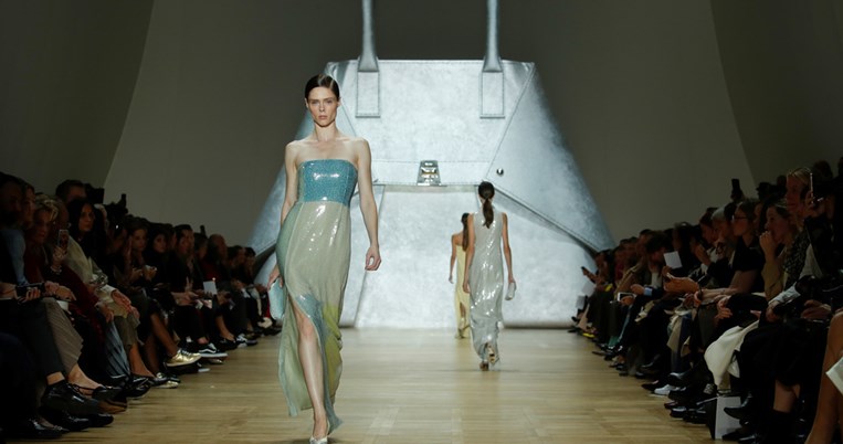 Μίντι φούστα: Δεν υπάρχει πιο κομψός και σοφιστικέ τρόπος να τη φορέσεις το φθινόπωρο