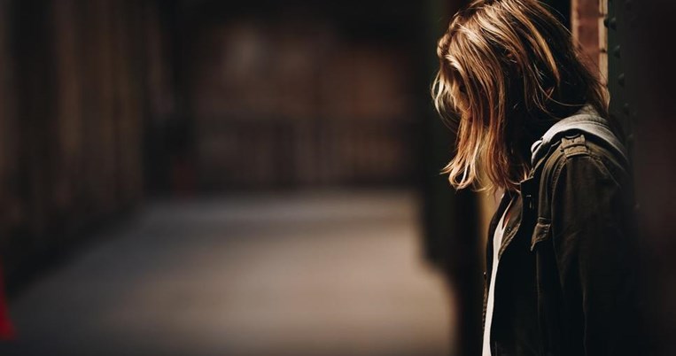 Μία γυναίκα που έπεφτε για χρόνια θύμα ενδοοικογενειακής βίας περιγράφει πως κατάφερε να ξεφύγει