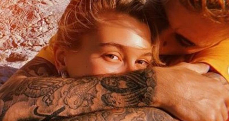 Εκείνη φορούσε Vivienne Westwood, εκείνος έπινε μόνο νερό. Οι Justin και Hailey ξαναπαντρεύτηκαν