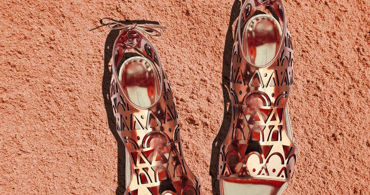 Η νέα συλλογή από τα εντυπωσιακά σανδάλια Parrice με δέρματα σαν περίτεχνες κεντημένες δαντέλες 