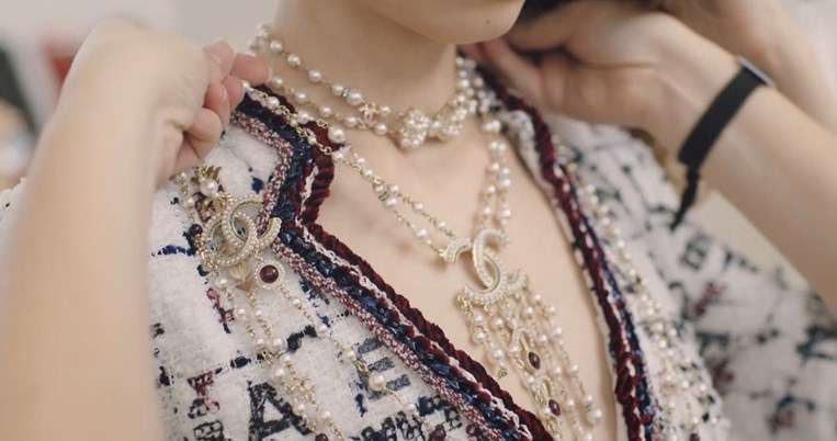 Στα παρασκήνια του σόου της Chanel: Τα κοσμήματα, οι λεπτομέρειες και τα αξεσουάρ που ξεχωρίζουν 