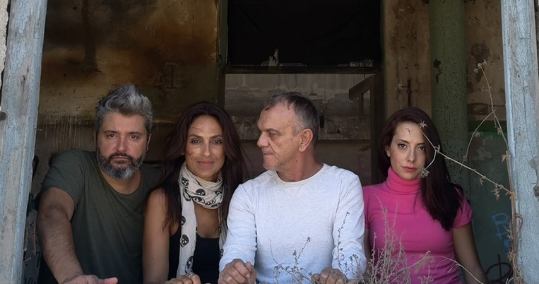 Απ’ τη μία οι «ψαγμένοι», απ’ την άλλη οι «χαρούμενοι»: Ένα αντιπολεμικό θεατρικό έργο με διακρίσεις