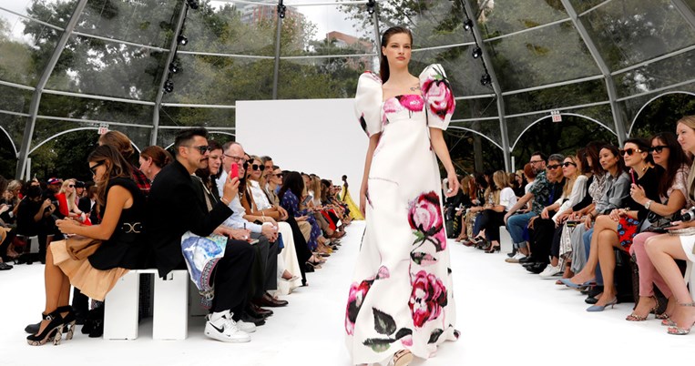 Τα 8 κομμάτια που δεν θα βγουν ποτέ εκτός μόδας. Μην τα πετάξεις τώρα που κατεβάζεις τα χειμωνιάτικα