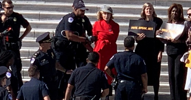 Η Τζέιν Φόντα συλλήφθηκε έξω από το Καπιτώλιο επειδή διαμαρτυρόταν για την κλιματική αλλαγή