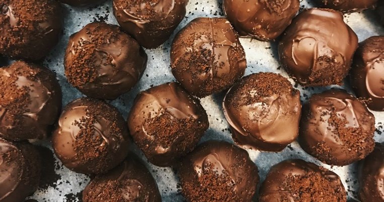 Φανταστικά τρουφάκια χωρίς ζάχαρη, με χουρμάδες, βρώμη και πορτοκάλι: Πλούσιες σε γεύση μπουκίτσες