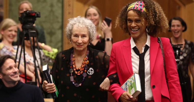 Μάργκαρετ Άτγουντ και Μπερναρντίν Εβαρίστο. Σε δύο γυναίκες το φετινό βραβείο Booker