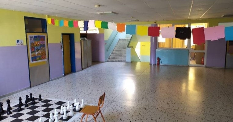 Ελληνικό δημοτικό σχολείο κοσμείται με έργα μεγάλων ζωγράφων και παίζει στα διαλείμματα Χατζιδάκι