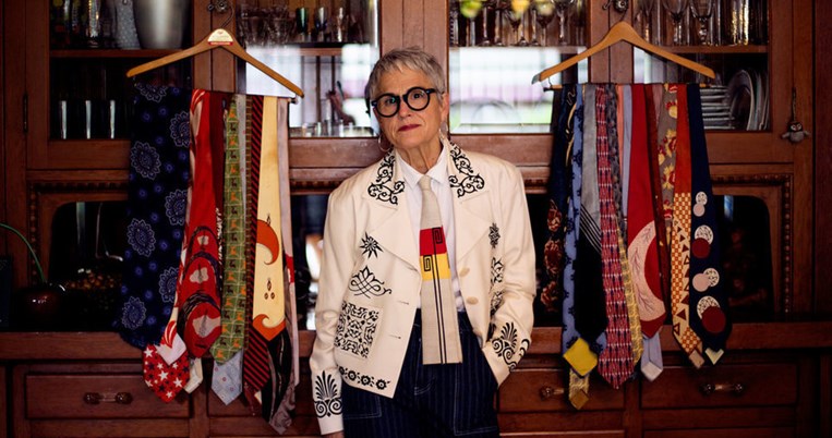 «Ακτιβίστρια του στυλ»: 65χρονη καλλιτέχνης διδάσκει τη δύναμη της μόδας σε γυναίκες κάθε ηλικίας