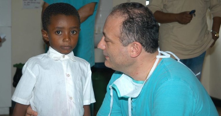 Έλληνας παιδοκαρδιοχειρουργός έχει χειρουργήσει αφιλοκερδώς χιλιάδες άπορα παιδιά από όλο τον κόσμο