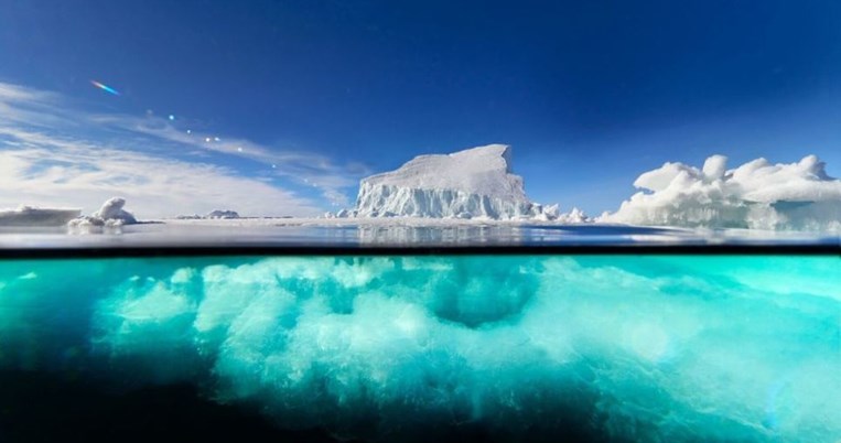 O Έλληνας φωτογράφος που ταξίδεψε μέχρι την Γροιλανδία για να φωτογραφίσει τα παγόβουνα