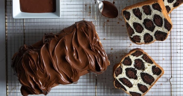 Leopard milk bread: Το σοκολατένιο, εντυπωσιακό γλυκό του Άκη Πετρετζίκη που έχει γίνει viral