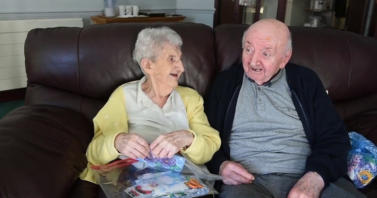Μάνα για πάντα: 98χρονη μετακόμισε σε κέντρο φροντίδας ηλικιωμένων ώστε να είναι κοντά στον γιο της
