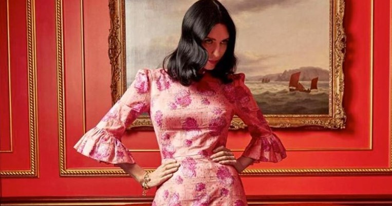 «Κουβαλάμε ο ένας το φορτίο του άλλου». Η σύζυγος του Nικ Κέιβ σχεδιάζει ρούχα για ρομαντικές ψυχές