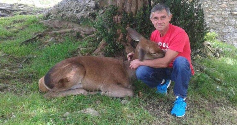 Ο αληθινός Bambi: Κυνηγός μεγάλωσε μωρό ελαφάκι και αποφάσισε να πετάξει το όπλο του για πάντα