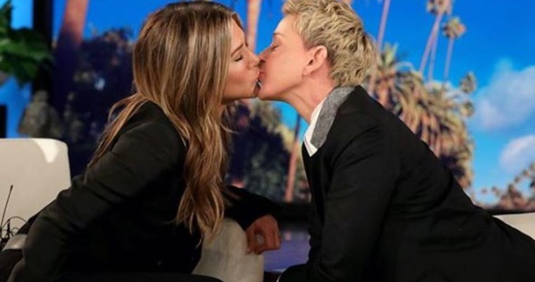 «Δεν φιλάω γυναίκες», είπε η Τζένιφερ Άνιστον πριν δώσει ένα φιλί στα χείλη της Έλεν ΝτεΤζένερις