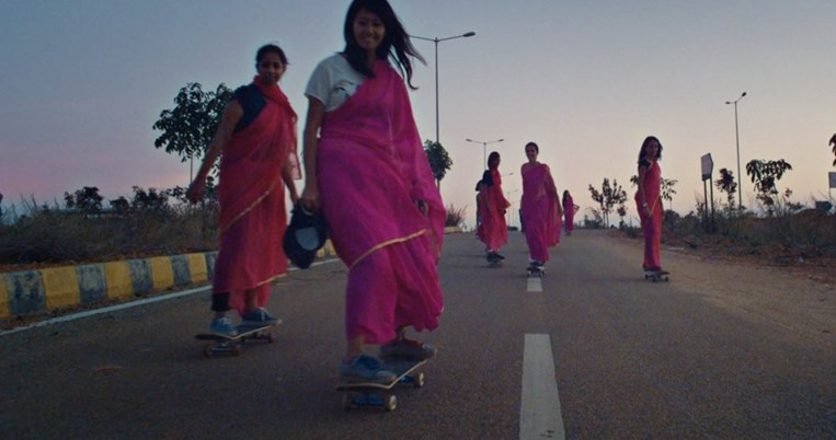 Αυτή την εικόνα δεν περίμενες να τη δεις. Όταν το σκέιτ γίνεται όπλο ενδυνάμωσης
