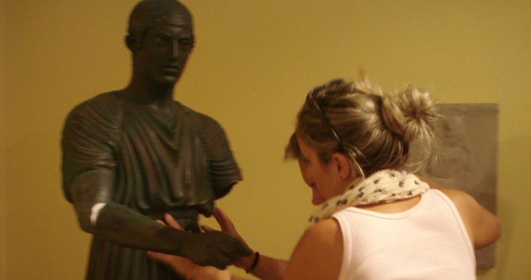 «Όταν αγγίζεις τα εκθέματα είναι σαν να βλέπεις»: Επίσκεψη στο μοναδικό Μουσείο Αφής στην Καλλιθέα