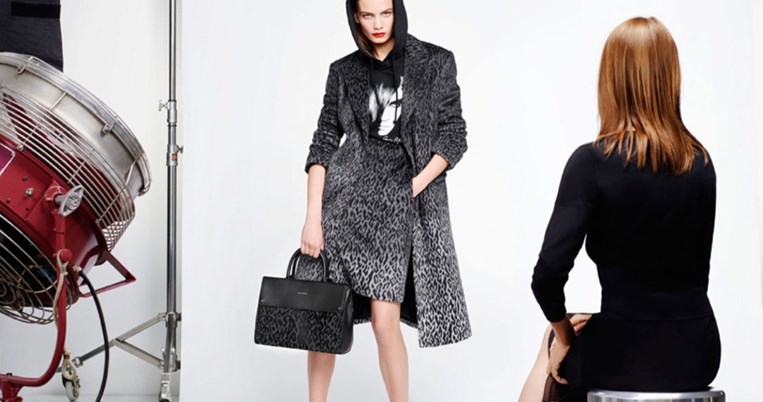 H Carine Roitfeld υπογράφει μία συλλογή που είχε σχεδιάσει μαζί με τον Karl Lagerfeld 