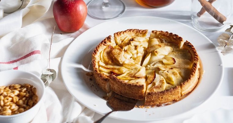 Ανοιχτή μηλόπιτα χωρίς αυγά, ζάχαρη και βούτυρο: Φουλ της γεύσης, χωρίς περιττές θερμίδες