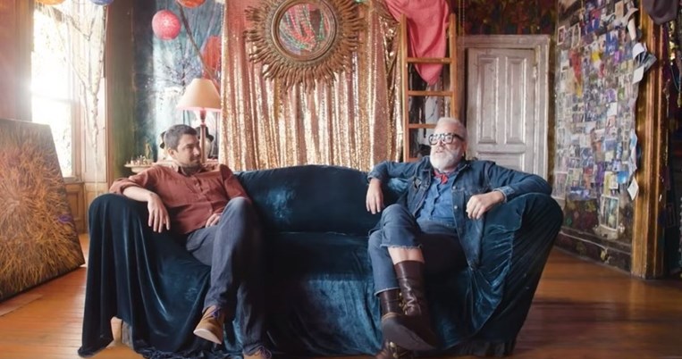 Μέσα στο τελευταίο μποέμικο διαμέρισμα ενός καλλιτέχνη και κομμωτή, στο Chelsea Hotel στη Νέα Υόρκη 