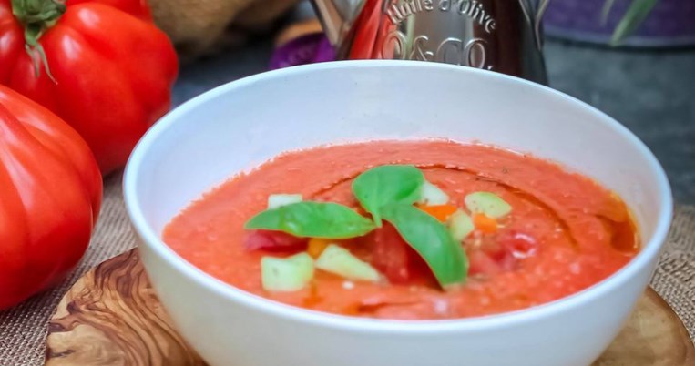 Τοματόσουπα βελουτέ με γιαούρτι -Κανείς ποτέ δε σταμάτησε στο ένα πιάτο 