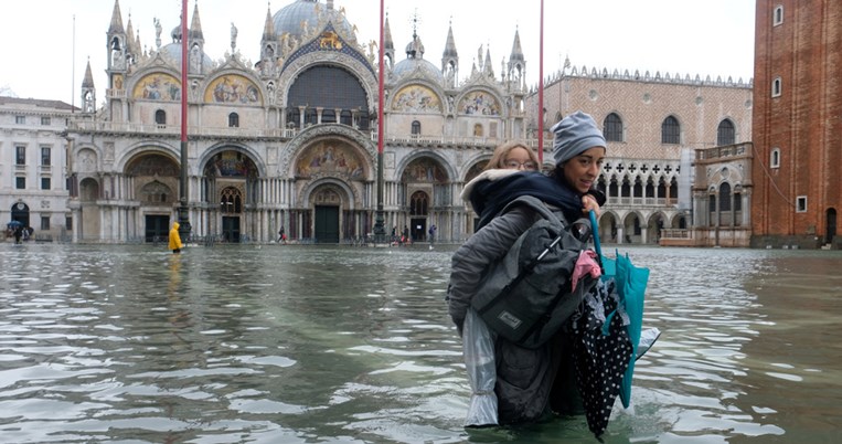 Η Βενετία βουλιάζει. Η Μπιενάλε έκλεισε εσπευσμένα λόγω ανεπανάληπτης πλημμύρας 