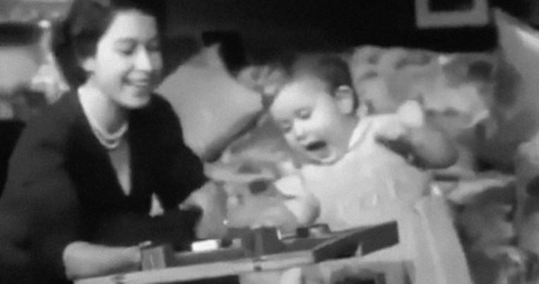 Δείτε την βασίλισσα Ελισάβετ 23 χρονών να παίζει με τον πρωτότοκο γιο της, Κάρολο