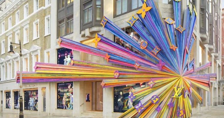 Γιατί ξαφνικά, όλοι φωτογραφίζουν το καθηλωτικά όμορφο, νέο κατάστημα του Louis Vuitton στο Λονδίνο;