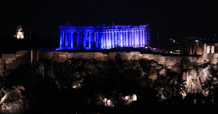 Στα μπλε «ντύθηκε» η Ακρόπολη για τα Δικαιώματα του Παιδιού
