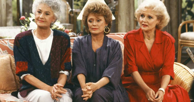 4 απίθανες, γιαγιαδίστικες τάσεις που θα κλέψω φέτος από τα θρυλικά «Χρυσά Κορίτσια» των 80's