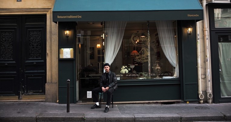 «Σα να βρίσκεσαι σε μια μικρή, ξεχασμένη πόλη της Ελλάδας»: Ελληνικό εστιατόριο Αδελφός στο Παρίσι 