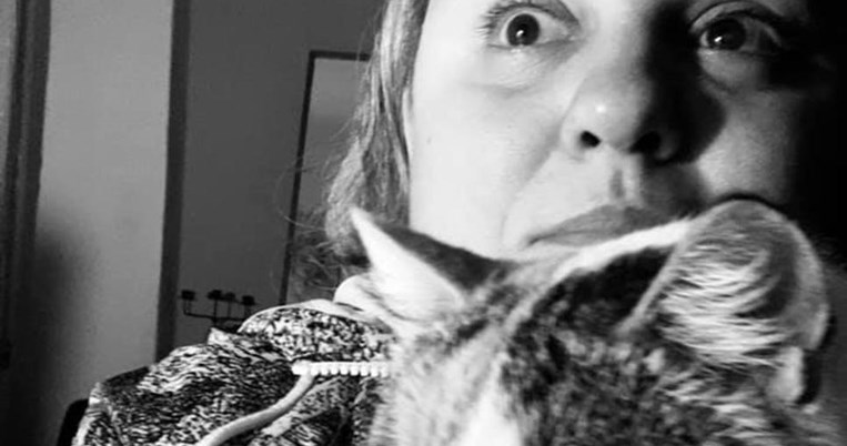 «Ήξερα πως εμένα έψαχνε»: Η Ιωάννα-Μαρία για την κακοποιημένη γάτα από τη Φολέγανδρο που υιοθέτησε
