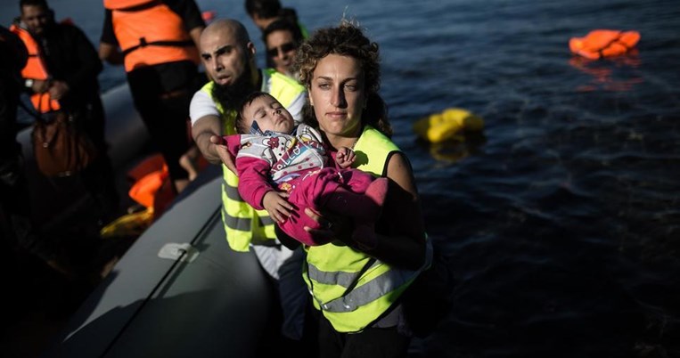 «Οι γυναίκες πρόσφυγες στη Λέσβο μού πετούσαν τα μωρά τους για να τα σώσω».