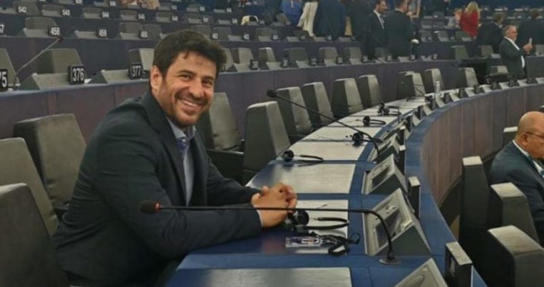 Το απόλυτο viral: Ο Αλέξης Γεωργούλης μιλά στην Ευρωβουλή και κανείς δεν καταλαβαίνει τι λέει