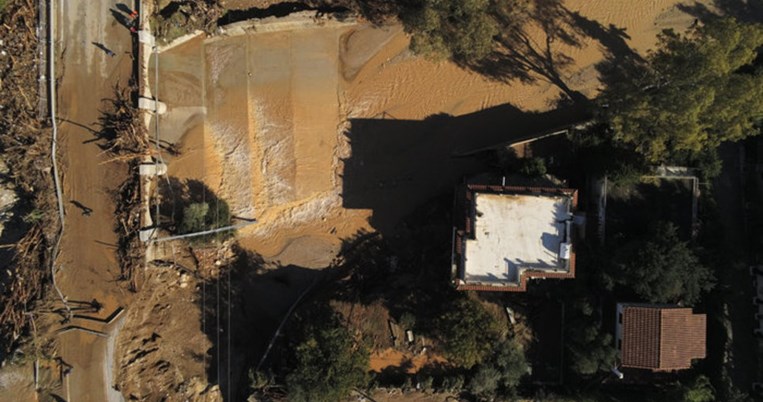 Συγκλονιστικές εικόνες από drone: Ποτάμι λάσπης ολόκληρη η Κινέτα 