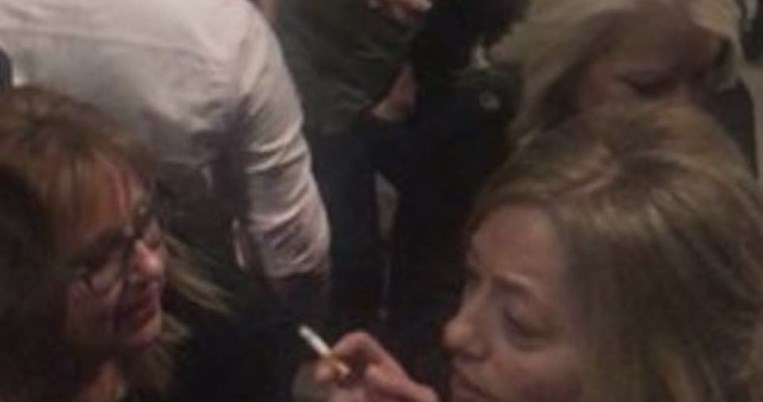 Το viral βίντεο από το καπνιστήριο έξω από τα μπουζούκια: Άφησαν τον Ρέμο και πήγαν για τσιγάρο  