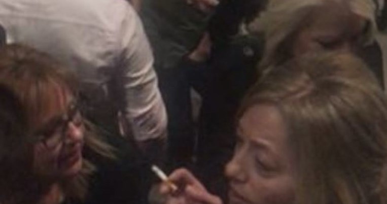 Το viral βίντεο από το καπνιστήριο έξω από τα μπουζούκια: Άφησαν τον Ρέμο και πήγαν για τσιγάρο