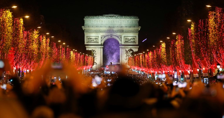 Η μαγεία των Χριστουγέννων στο Παρίσι. Άναψαν τα φώτα στα Ηλύσια Πεδία
