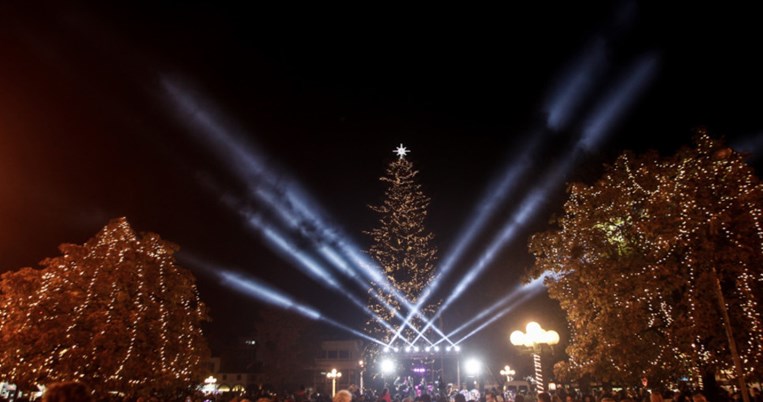 Άναψε στα Τρίκαλα το πιο ψηλό χριστουγεννιάτικο δέντρο στην Ελλάδα